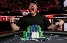 온라인 브레이슬릿의 설움…마이크 홀츠, WSOP 라이브 첫 우승으로 증명했다