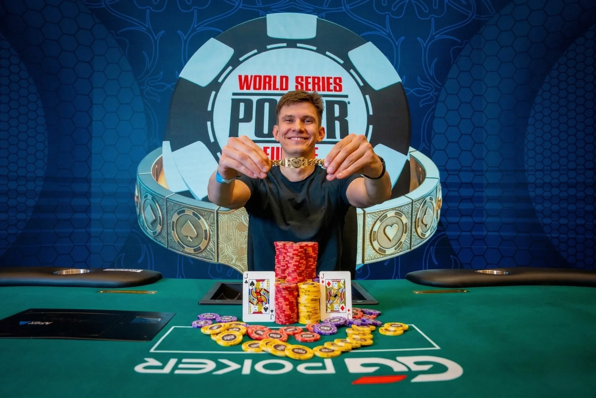 프라하의 마지막 밤 — 2026 WSOP 유럽, 단 하루 브레이슬릿 4개로 막 내려